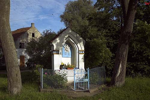 Kapliczka we wsi Drwęczno